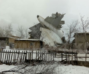 Mảnh vỡ máy bay la liệt trên nhà dân ở Kyrgyzstan