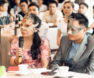 Nữ đại gia đeo mặt nạ chi gần 19 tỷ mua siêu sim của Ngọc Trinh