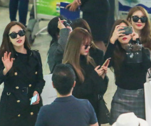T-ara diện cây đen, DIA mặc áo dài khi đến TP.HCM