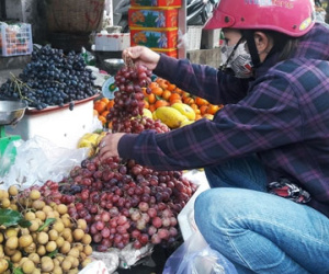 Trái cây, bánh kẹo Trung Quốc đổ về chợ Sài Gòn trước Tết