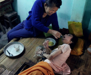 Truyện cổ tích có thật về hai chị em suốt 40 năm nuôi “người dưng” bị tâm thần, bại liệt