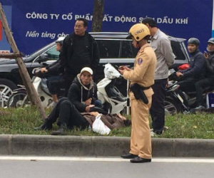 Xe buýt ở Hà Nội đâm trúng một phụ nữ đang sang đường