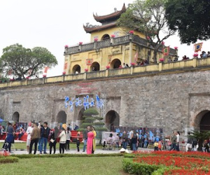 Xôn xao việc Đoan Môn Hoàng Thành Thăng Long quét màu vàng rực