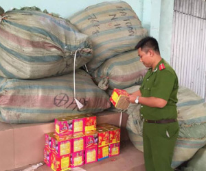 Bắt giữ gần 4 tấn pháo nổ Trung Quốc nhập lậu trái phép