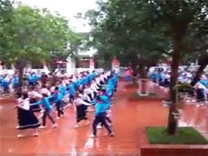 Choáng với clip học sinh cả trường nhảy cha cha cha đẹp mê ly