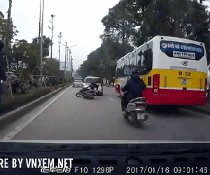 Clip: Người phụ nữ bám sát sườn xe, thoát chết sau khi trượt theo xe buýt đang chạy