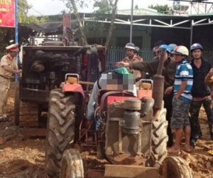 Đang lái máy cày, thanh niên đập mặt vào vô lăng tử vong