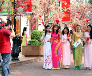 Giới trẻ Sài Gòn chen chân chụp hình trên phố ông đồ