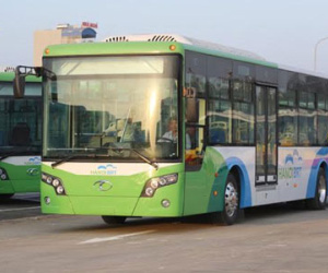 Hà Nội dựng dải phân cách phục vụ buýt nhanh