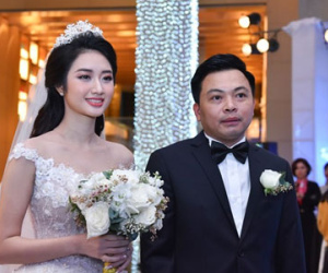 Hoa hậu Thu Ngân rạng rỡ bên chồng đại gia trong tiệc cưới