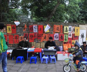 Lãnh đạo Sở Văn hoá Hà Nội: "Ông đồ viết chữ trên hè phố là rởm"