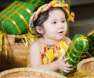 Mẫu nhí Mimi mặc áo gấm cực đáng yêu đón Tết