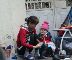 Mẹ cùng con nhỏ đánh giày trên phố Hà Nội khiến bao người xúc động