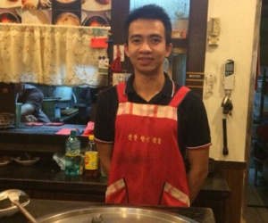 Sinh viên kiếm gần 20 triệu tháng cận Tết nhờ làm bưng bê