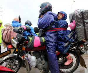 Trung Quốc: Bố buộc con sau xe máy, vượt 400km để về quê ăn tết