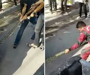 Vất vả vật lộn với trăn cuộn quanh động cơ ô tô