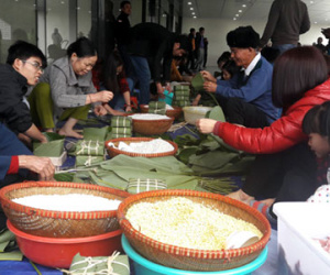 Hà Nội: Cư dân thức thâu đêm luộc bánh chưng, tổ chức tiệc tất niên ngay hành lang, sảnh chung cư