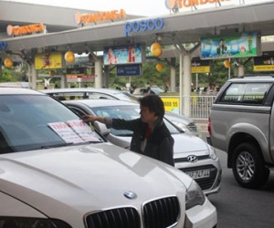 Khóa bánh xe sang BMW "chây ì" trong sân bay Tân Sơn Nhất