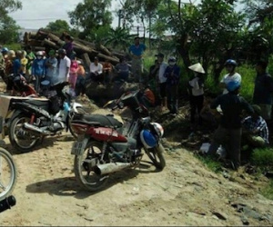 Một thanh niên bị tàu kéo lê 100m chết thảm, xe máy vỡ nát