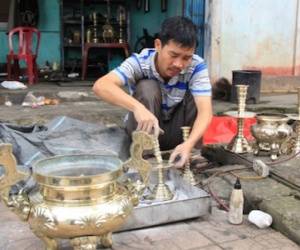 Nghề đánh bóng lư đồng lên ngôi ngày tết