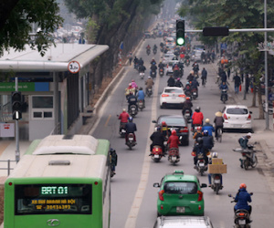 Nhiều chuyên gia lo ngại về dải phân cách cứng phục vụ buýt nhanh