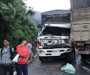 Tai nạn liên hoàn trên đèo Bảo Lộc: Xe rơi xuống vực, xe đâm vách núi