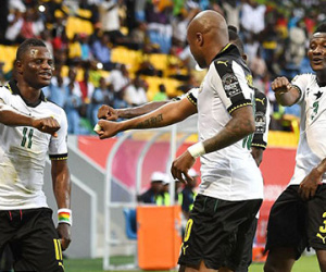 Tung hai cầu thủ chơi ở V-League ra sân, Uganda thua sít sao Ghana