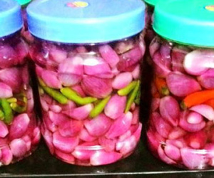 Bán 1 tấn dưa hành, chị công sở khiến cả nhà chảy nước mắt