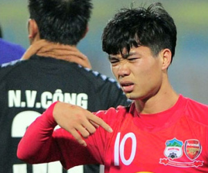 Công Phượng vẫn khó thở và đang được bác sĩ theo sát
