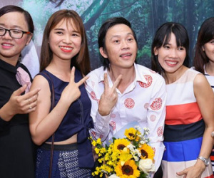 Fan vây quanh Hoài Linh trên thảm đỏ ra mắt phim