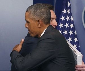 Nhân viên Nhà Trắng ôm Obama lần cuối từ biệt
