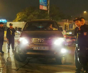 Tạm giữ lái xe Fortuner của thanh tra uy hiếp cảnh sát