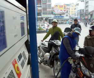 Tăng thuế môi trường xăng dầu lên 8.000 đồng/lít chỉ lợi cho "quản lý"