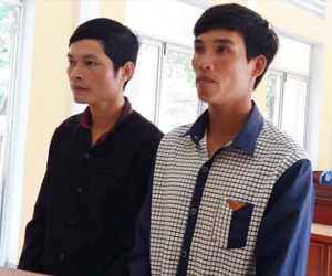 Thiếu nữ trao thân cho hai chàng trai sau tiệc rượu