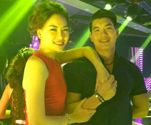 Trương Nam Thành bất ngờ cầu hôn bạn gái trong đêm tiệc