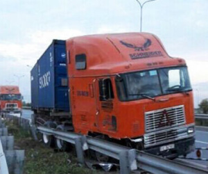 Xe container lao vào làn xe máy trên cao tốc Long Thành