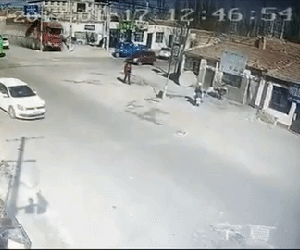 Xe tải san phẳng cả dãy nhà, 5 người chết thảm