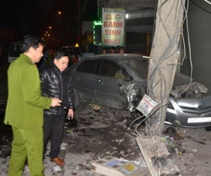 Đi ăn tất niên về, 3 thanh niên đâm gãy cột điện