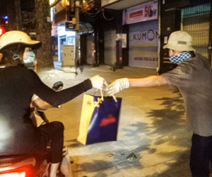 Hồ Ngọc Hà bịt mặt, đi xe máy tặng quà Tết người nghèo