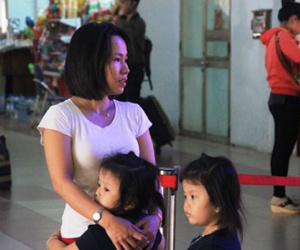Kẹt xe, hành khách bật khóc giữa ga Sài Gòn vì trễ tàu về Tết