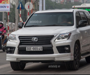 Lexus LX570 phiên bản đặc biệt bất ngờ xuất hiện tại Hà Nội