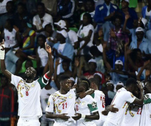 Mane giúp Senegal sớm vào tứ kết