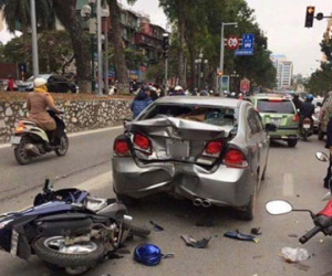 Nam thanh niên nhập viện sau cú đâm biến dạng đuôi ôtô