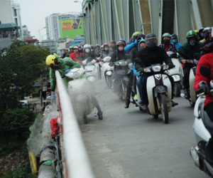Rải tro bụi mù cầu Chương Dương ngày ông Công ông Táo