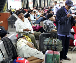 Vật vạ ở Bến xe miền Đông chờ lên ôtô về quê đón Tết