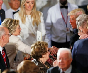 Cú bắt tay gượng gạo giữa Trump và Clinton tại tiệc trưa nhậm chức