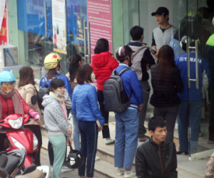 Hà Nội: Xếp hàng gần 1 tiếng đồng hồ tại trụ ATM mới rút được tiền tiêu Tết