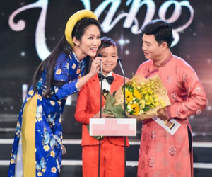 Hồ Văn Cường lúng túng khi nhận giải Mai Vàng