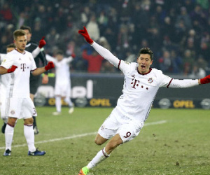 Lewandowski lập cú đúp, Bayern thắng ngược trận mở màn 2017
