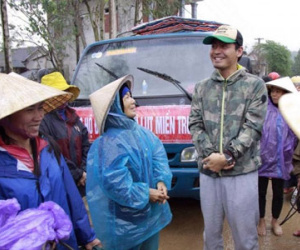 Tết đến cận kề, MC Phan Anh vẫn miệt mài đội mưa đi trao bò cho bà con miền Trung